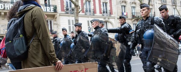 الشرطة الفرنسية خلال مسيرات في العاصمة باريس - سبوتنيك عربي