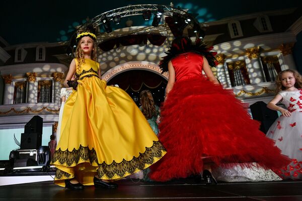 الفتيات اليافعات المشاركات في مسابقة حسناء روسيا الصغيرة لعام 2017 في فندق كورستون هوتيل كلاب بمدينة موسكو - سبوتنيك عربي