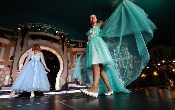 الفتيات اليافعات المشاركات في مسابقة حسناء روسيا الصغيرة لعام 2017 في فندق كورستون هوتيل كلاب بمدينة موسكو - سبوتنيك عربي