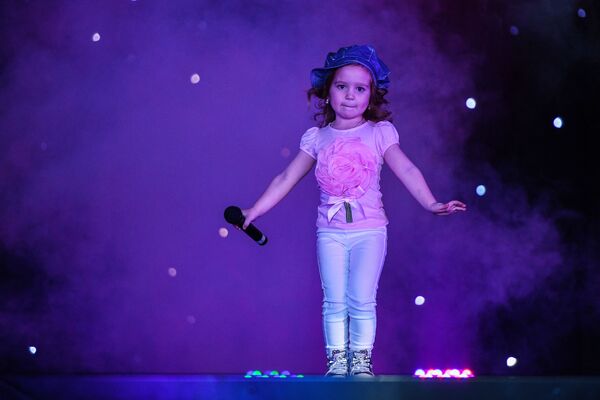 الفتيات اليافعات المشاركات في مسابقة حسناء روسيا الصغيرة لعام 2017 في فندق كورستون هوتيل كلاب بمدينة موسكو - سبوتنيك عربي