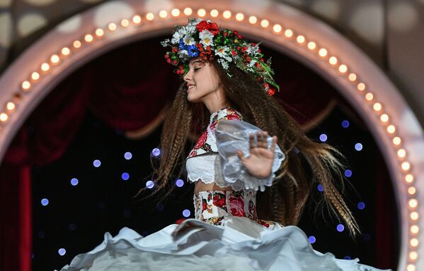 الفتيات اليافعات المشاركات في مسابقة حسناء روسيا الصغيرة لعام 2017 في فندق كورستون هوتيل كلاب بمدينة موسكو - سبوتنيك عربي