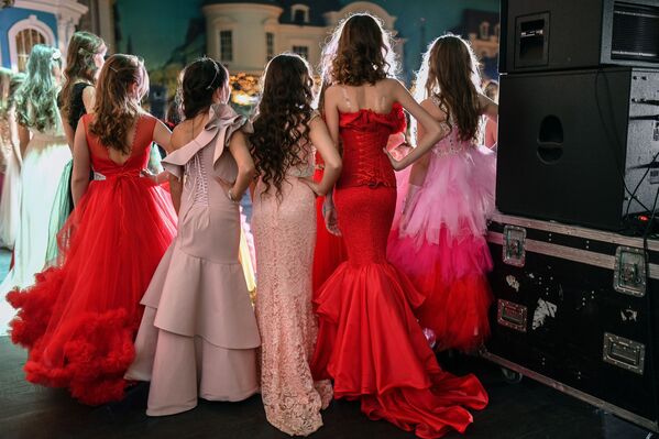 الفتيات اليافعات المشاركات في مسابقة حسناء روسيا الصغيرة لعام 2017 في فندق كورستون هوتيل كلاب بمدينة موسكو - سبوتنيك عربي