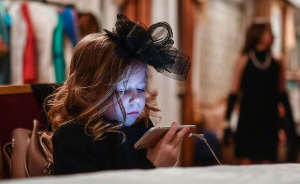 الفتيات اليافعات المشاركات في مسابقة حسناء روسيا الصغيرة لعام 2017 في فندق كورستون هوتيل كلاب بمدينة موسكو - سبوتنيك عربي