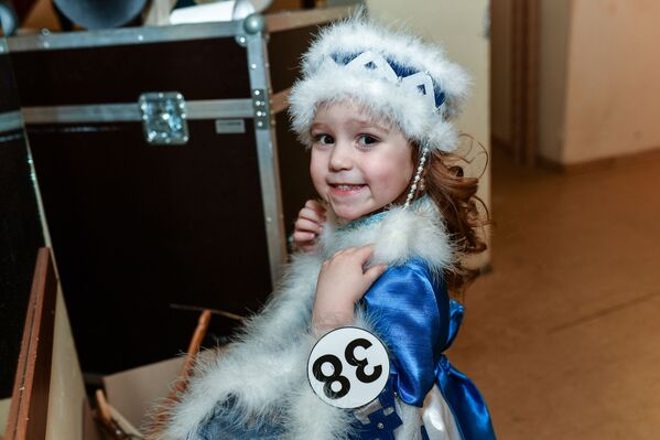 الفتيات اليافعات المشاركات في مسابقة حسناء روسيا الصغيرة لعام 2017 في فندق كورستون هوتيل كلاب بمدينة موسكو - سبوتنيك عربي