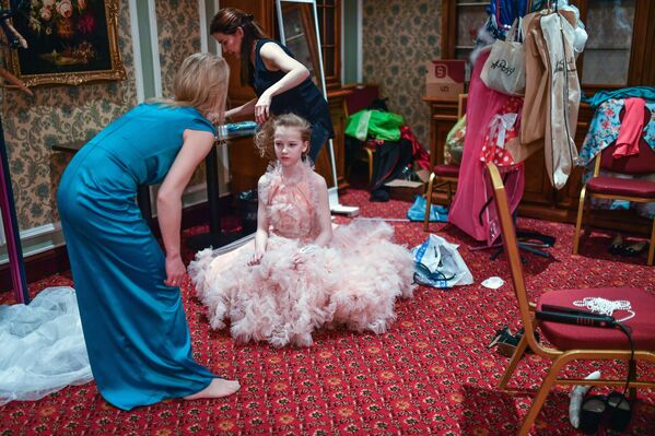 الفتيات اليافعات المشاركات في مسابقة حسناء روسيا الصغيرة لعام 2017 في فندق كورستون هوتيل كلاب بمدينة موسكو - سبوتنيك عربي