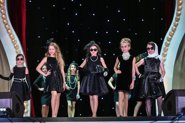 الفتيات اليافعات المشاركات في مسابقة حسناء روسيا الصغيرة لعام 2017 في فندق كورستون هوتيل كلاب بمدينة موسكو - سبوتنيك عربي