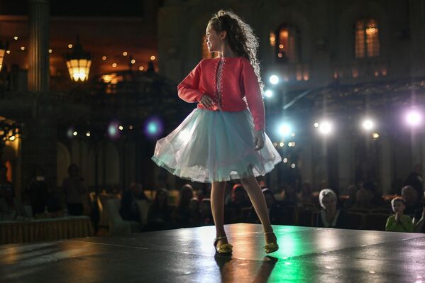 الفتيات اليافعات المشاركات في مسابقة حسناء روسيا الصغيرة لعام 2017 في فندق كورستون هوتيل كلاب بمدينة موسكو - سبوتنيك عربي