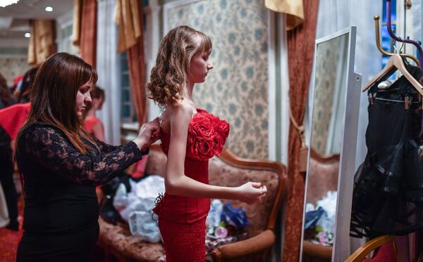 الفتيات اليافعات المشاركات في مسابقة حسناء روسيا الصغيرة لعام 2017 في فندق كورستون هوتيل كلاب بمدينة موسكو - سبوتنيك عربي