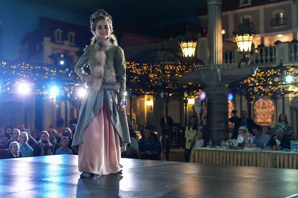 الفتيات اليافعات المشاركات في مسابقة حسناء روسيا الصغيرة لعام 2017 في فندق كورستون هوتيل كلاب بمدينة موسكو - سبوتنيك عربي