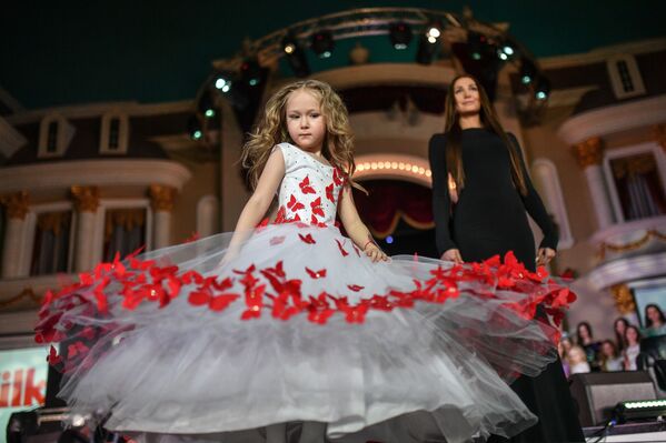 الفتيات اليافعات المشاركات في مسابقة حسناء روسيا الصغيرة لعام 2017 في فندق كورستون هوتيل كلاب بمدينة موسكو - سبوتنيك عربي