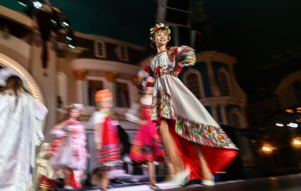 الفتيات اليافعات المشاركات في مسابقة حسناء روسيا الصغيرة لعام 2017 في فندق كورستون هوتيل كلاب بمدينة موسكو - سبوتنيك عربي