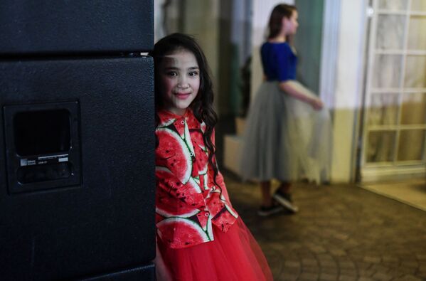 الفتيات اليافعات المشاركات في مسابقة حسناء روسيا الصغيرة لعام 2017 في فندق كورستون هوتيل كلاب بمدينة موسكو - سبوتنيك عربي