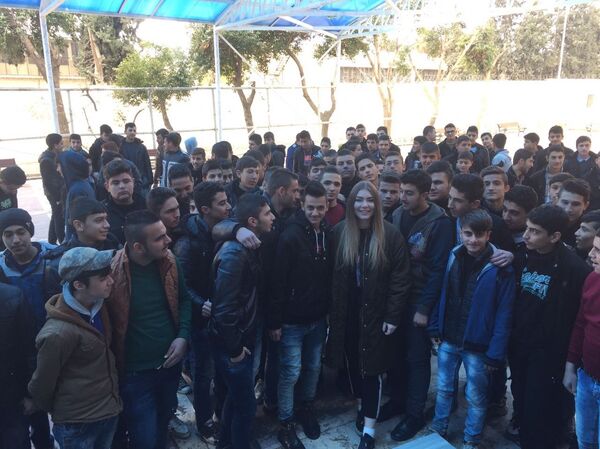 بطلة العالم برفع الأثقال مع الأطفال السوريين - سبوتنيك عربي