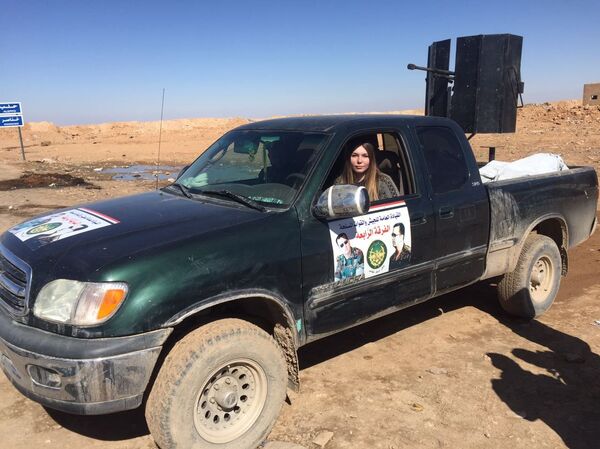 بطلة العالم الروسية مع قوات الفرقة الرابعة في الجيش السوري - سبوتنيك عربي