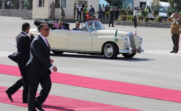 سلمان وعبد الله في السيارة الملكية - سبوتنيك عربي