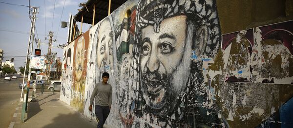 رسم غرافيتي لرئيس السلطة الفلسطينية الراحل ياسر عرفات في مدينة غزة - سبوتنيك عربي