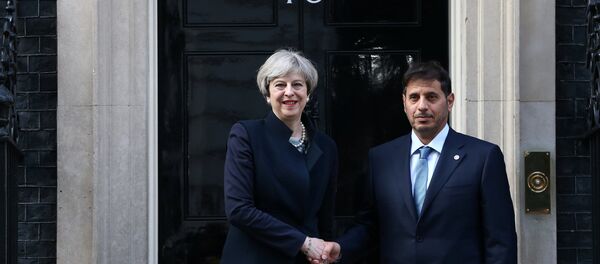 مسؤول قطري مع رئيسة الوزراء البريطانية تيريزا ماي - سبوتنيك عربي