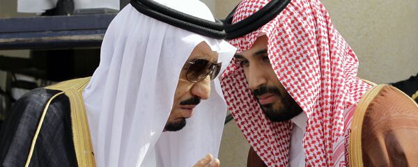 الملك السعودي سلمان بن عبد العزيز مع الأمير محمد بن سلمان - سبوتنيك عربي