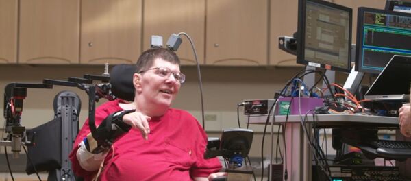 رجل مشلول يستخدم الأفكار لتحريك الذراع و اليدين رجل مشلول يستخدم الأفكار لتحريك الذراع و اليدين - سبوتنيك عربي