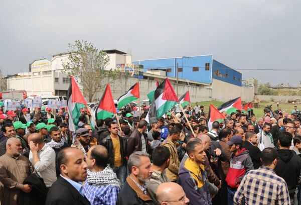 مئات الفلسطينيين يشاركون في مسيرة إحياء ذكرى يوم الأرض في غزة - سبوتنيك عربي