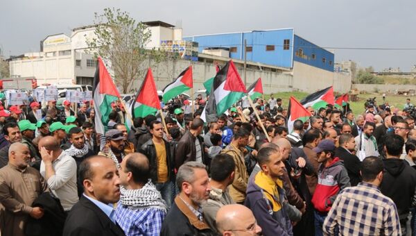 مئات الفلسطينيين يشاركون في مسيرة إحياء ذكرى يوم الأرض في غزة - سبوتنيك عربي