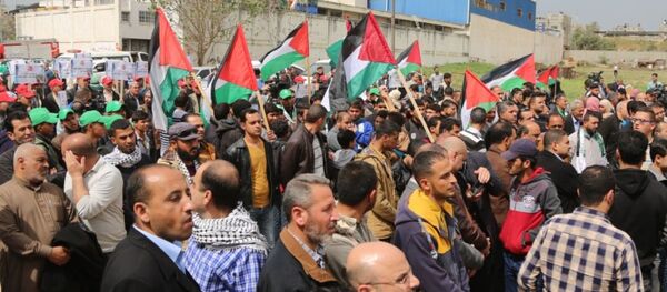 مئات الفلسطينيين يشاركون في مسيرة إحياء ذكرى يوم الأرض في غزة - سبوتنيك عربي