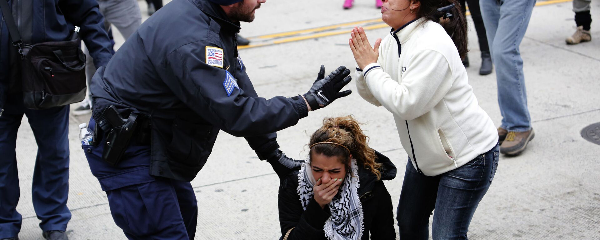 أحد أفراد الشرطة الأمريكية ينقذ أحد المتظاهرين، وذلك خلال مواجهات دارت بين المتظاهرين ضد لجنة الشؤون العامة الإسرائيلية الأمريكيةوالمؤيدين لها في مدينة واشنطن، الولايات المتحدة 26 مارس/ آذار 2017 - سبوتنيك عربي, 1920, 24.05.2022