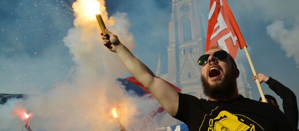 المشاركون في مسيرة لدعم المرشح للرئاسة الصربية فويسلافا شيشيليا في نوفي-ساد، صربيا - سبوتنيك عربي