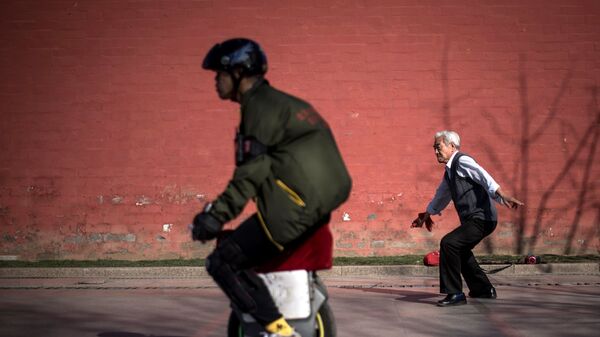 رجل مسن يمارس تمارين رياضية باستخدام سيف حاد في بكين، 27 مارس/ آذار 2017 - سبوتنيك عربي