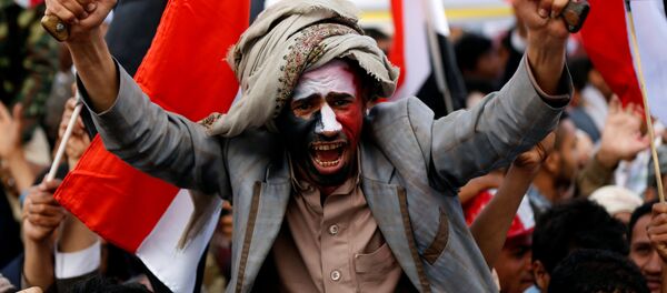 رجل يلوح بالخناجر خلال مسيرات صنعاء  بمناسبة مرور عامين على التدخل العسكري للتحالف العربية بقيادة المملكة العربية السعودية، اليمن 26 مارس/ آذار 2017 - سبوتنيك عربي