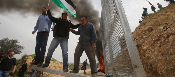 الفلسطينيون يشاركون في مسيرات بمناسبة يوم الأرض في بيت جالا، الضفة الغربية، فلسطين 30 مارس/ آذار 2017 - سبوتنيك عربي