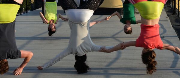 Участники во время тренировки в рамках проекта Фитнес на крыше на крыше Дома Наркомфина в Москве - سبوتنيك عربي