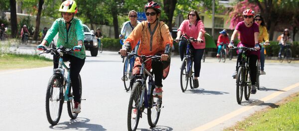 باكستانيات يركبن الدراجات للمطالبة بحقوقهن - سبوتنيك عربي