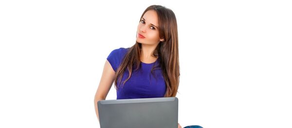 فتاة تعمل على حاسب محمول - سبوتنيك عربي