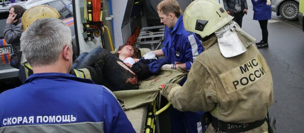 إسعاف الجرحى الذين تم إخلاءهم من محطة سينايا بلوشياد في مدينة سانت بطرسبورغ - سبوتنيك عربي