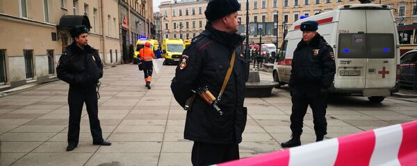 عناصر الشرطة الروسية تطوق محطة تيخنولوغيتشيسكي إنستيتوت بمدينة سانت بطرسبورغ - سبوتنيك عربي