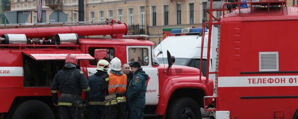 عناصر الشرطة الروسية تطوق محطة تيخنولوغيتشيسكي إنستيتوت بمدينة سانت بطرسبورغ وطواقم إطفاء الحريق - سبوتنيك عربي