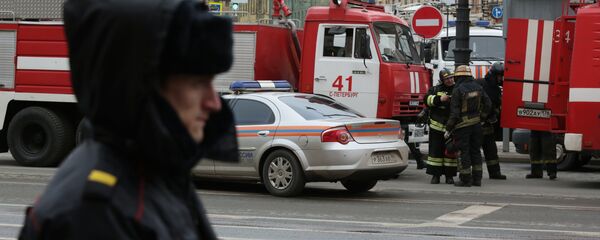 عناصر الشرطة الروسية تطوق محطة تيخنولوغيتشيسكي إنستيتوت بمدينة سانت بطرسبورغ وطواقم إطفاء الحريق - سبوتنيك عربي