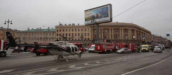 عناصر الشرطة الروسية تطوق محطة تيخنولوغيتشيسكي إنستيتوت بمدينة سانت بطرسبورغ - سبوتنيك عربي