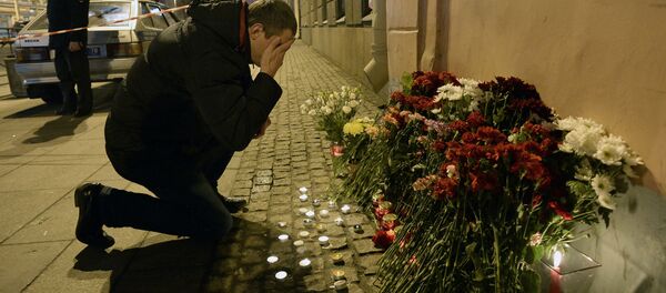 وضع أكاليل الأزهار في موقع الحدث، انفجار مترو في مدينة سانت بطرسبورغ، روسيا - سبوتنيك عربي