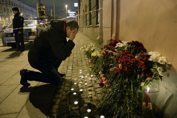 وضع أكاليل الأزهار في موقع الحدث، انفجار مترو في مدينة سانت بطرسبورغ، روسيا - سبوتنيك عربي