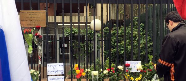 وضع أكاليل الأزهار في موقع الحدث - انفجار مترو أنفاق سان بطرسبورغ، روسيا - سبوتنيك عربي