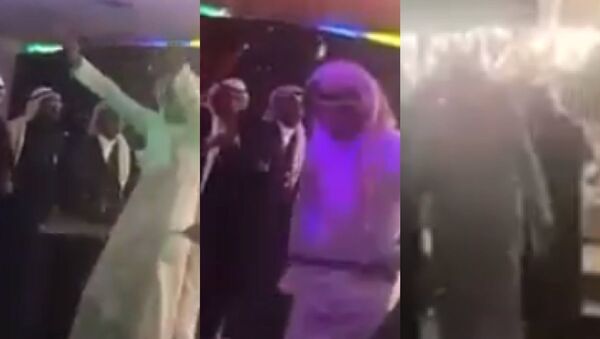 رجال يرقصون في صالة النساء في إحدى المدن السعودية - سبوتنيك عربي