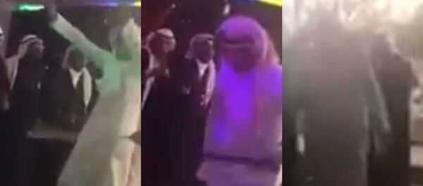 رجال يرقصون في صالة النساء في إحدى المدن السعودية رجال يرقصون في صالة النساء في إحدى المدن السعودية - سبوتنيك عربي