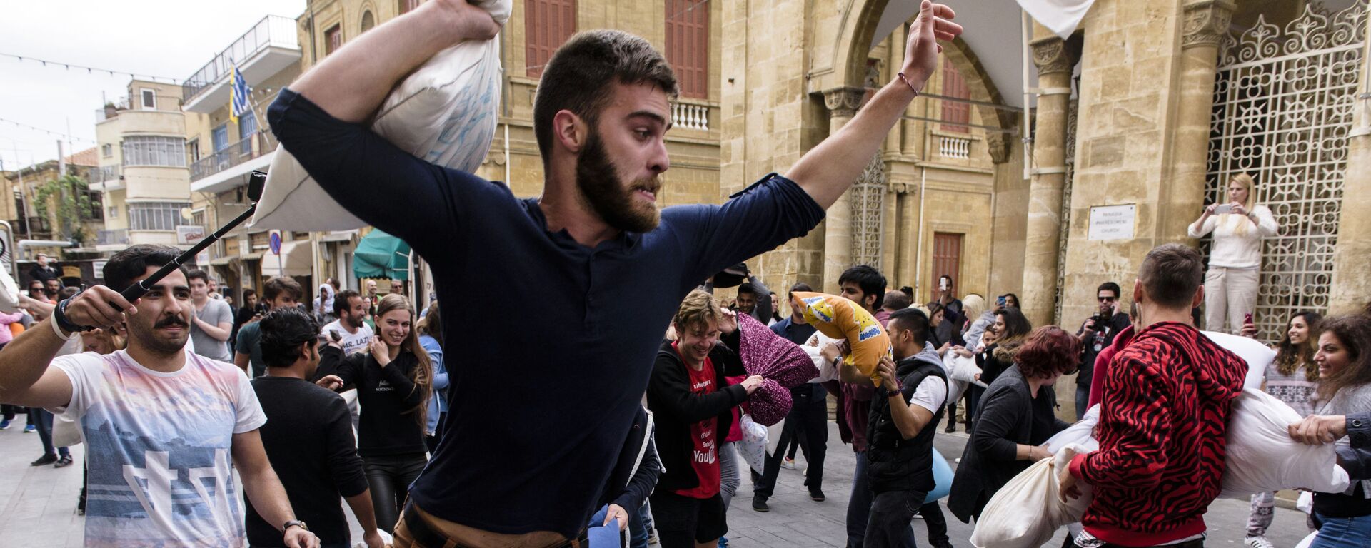 المشاركون في فعاالية اليوم العالمي عراك الوسائد في نيقوسيا، قبرص - سبوتنيك عربي, 1920, 07.06.2023