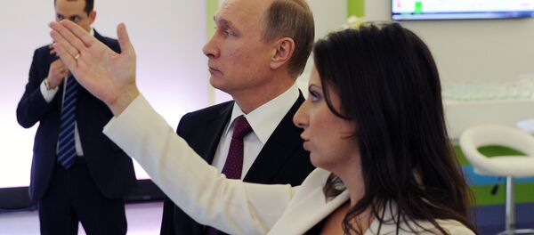 الرئيس الروسي فلاديمير بوتين مع رئيسة التحرير مارغريتا سيمونيان - سبوتنيك عربي