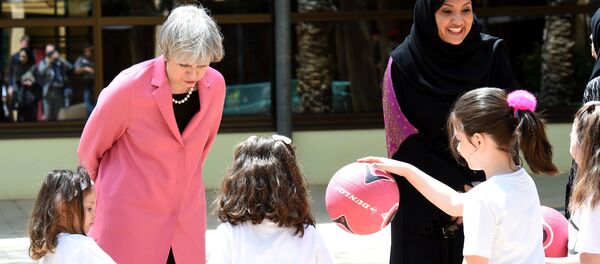 رئيسة وزراء بريطانيا تيريزا ماي خلال زيارتها السعودية - سبوتنيك عربي