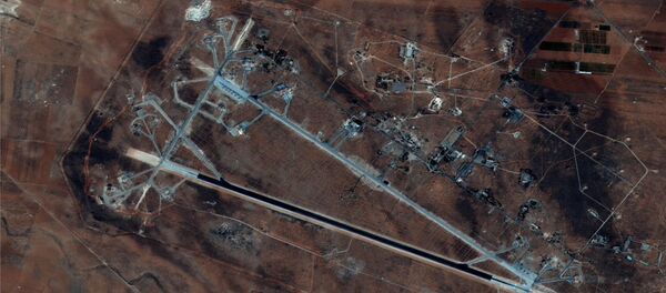 الولايات المتحدة تشن ضربات صاروخية جوية على القاعدة الجوية السورية، 7 ابريل/ نيسان 2017 - سبوتنيك عربي