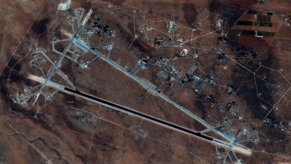 الولايات المتحدة تشن ضربات صاروخية جوية على القاعدة الجوية السورية، 7 ابريل/ نيسان 2017 - سبوتنيك عربي