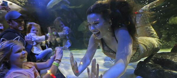 فتاة-حورية، هايلس بارسيلس تحيي أطفالاً في حديقة فرجينيا أكواريوم (حوض أسماك كبير)في فرجينيا، الولايات المتحدة 3 أبريل/ نيسان 2017 - سبوتنيك عربي